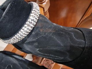 Botines ante negros con pedrería y transparencia.