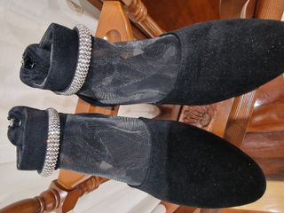 Botines ante negros con pedrería y transparencia.