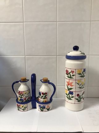 Set in porcellana: portaspezie, olio, aceto