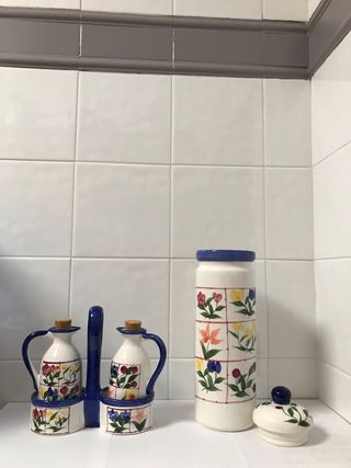Set in porcellana: portaspezie, olio, aceto
