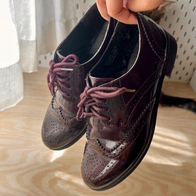 Zapatos Oxford charol burdeos