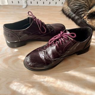 Zapatos Oxford charol burdeos