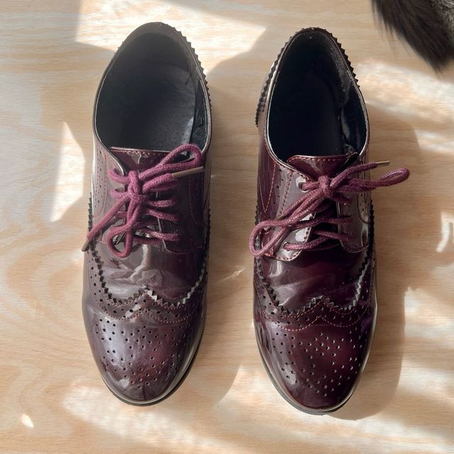Zapatos Oxford charol burdeos