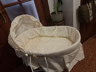  Cuna moisés (capazo) más vestimenta beige y patas