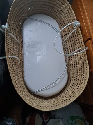  Cuna moisés (capazo) más vestimenta beige y patas
