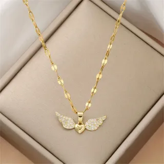 Collar corazón con alas dorado
