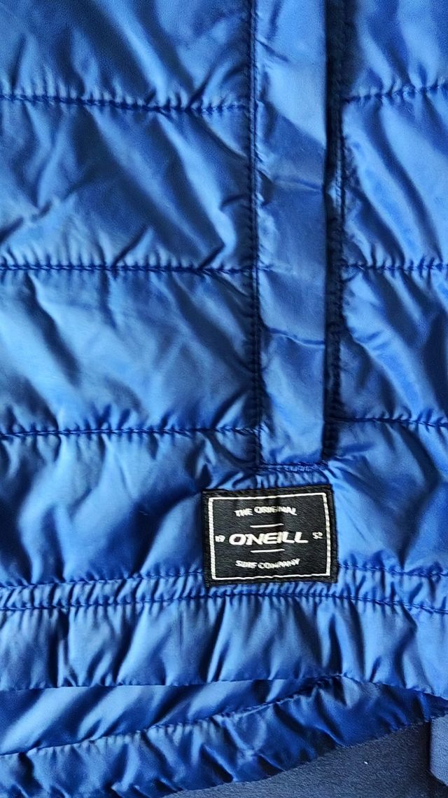 Chaqueta fina acolchada O'Neill azul marino.
