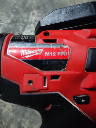 Taladros percutores Milwaukee, baterias y cargador
