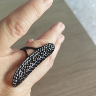 Anillo negro estilo malla