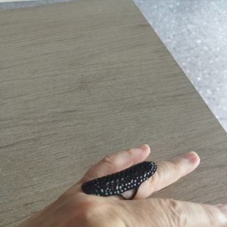 Anillo negro estilo malla