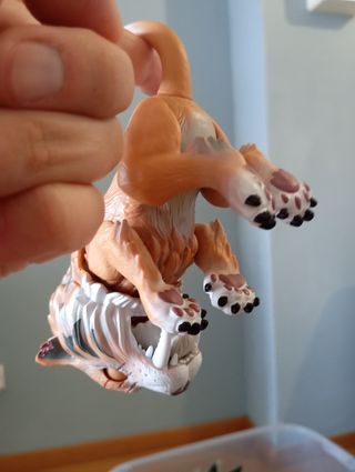 2 Fingerlings: Dinosaurio & Tigre dientes de sable