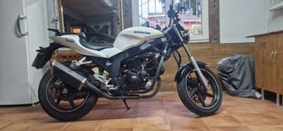 Hyosung Comet GT 125 blanca