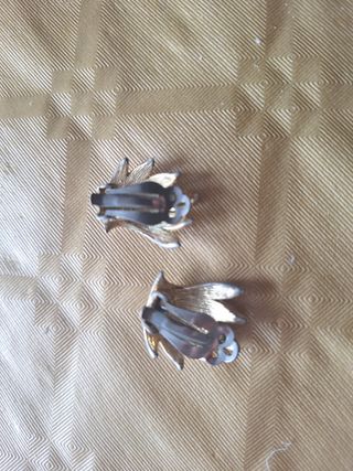 Pendientes dorados y plateados