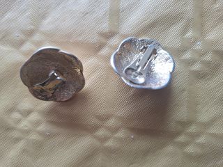 Pendientes dorados y plateados