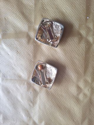 Pendientes dorados y plateados