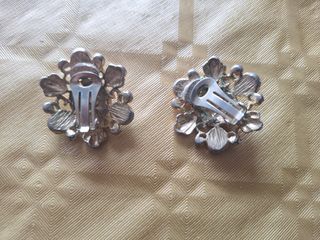 Pendientes dorados y plateados