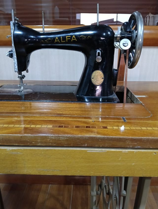 Máquina coser Alfa antigua
