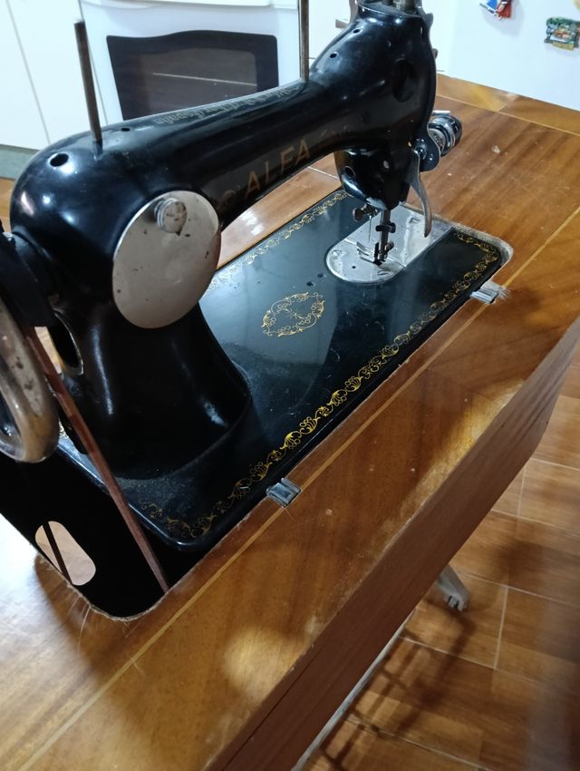 Máquina coser Alfa antigua