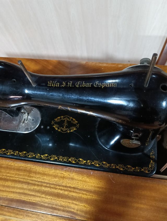 Máquina coser Alfa antigua