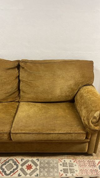 Sofá terciopelo dorado