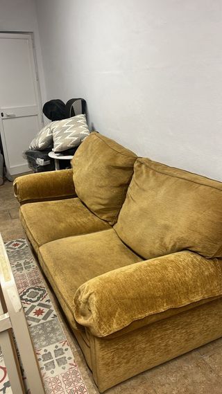 Sofá terciopelo dorado