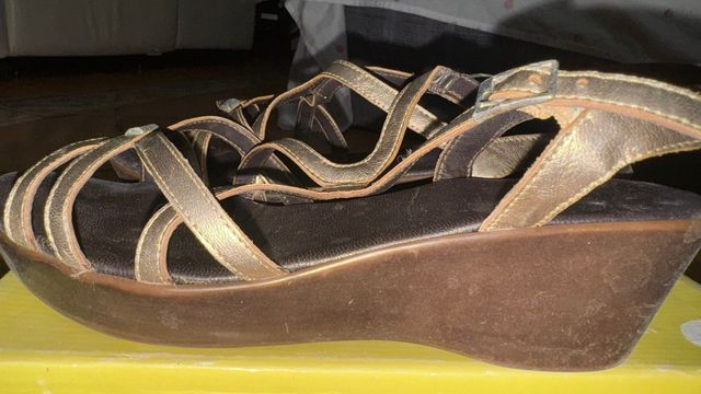Sandalias cuña marrón-dorado
