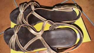 Sandalias cuña marrón-dorado
