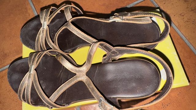 Sandalias cuña marrón-dorado