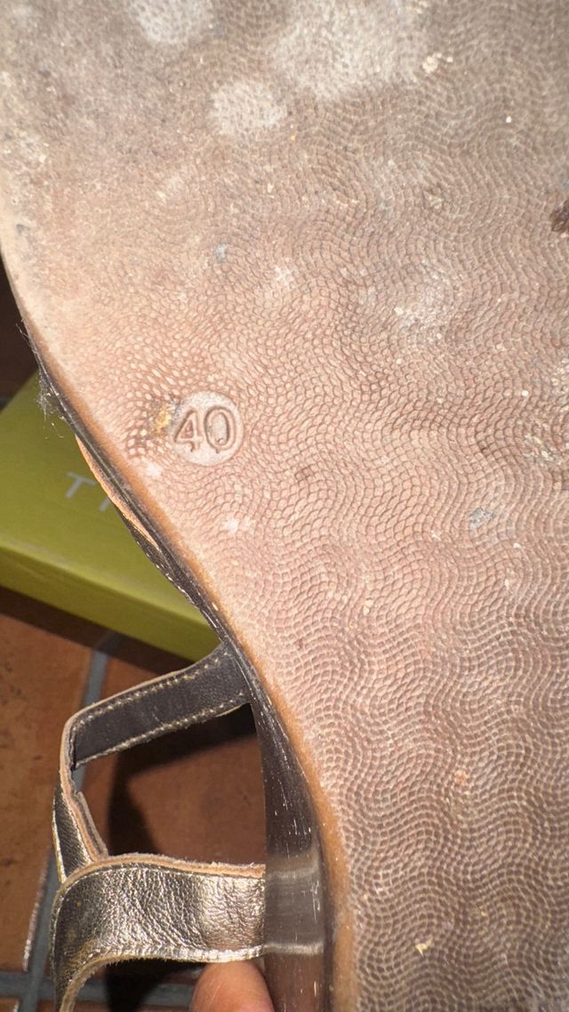 Sandalias cuña marrón-dorado