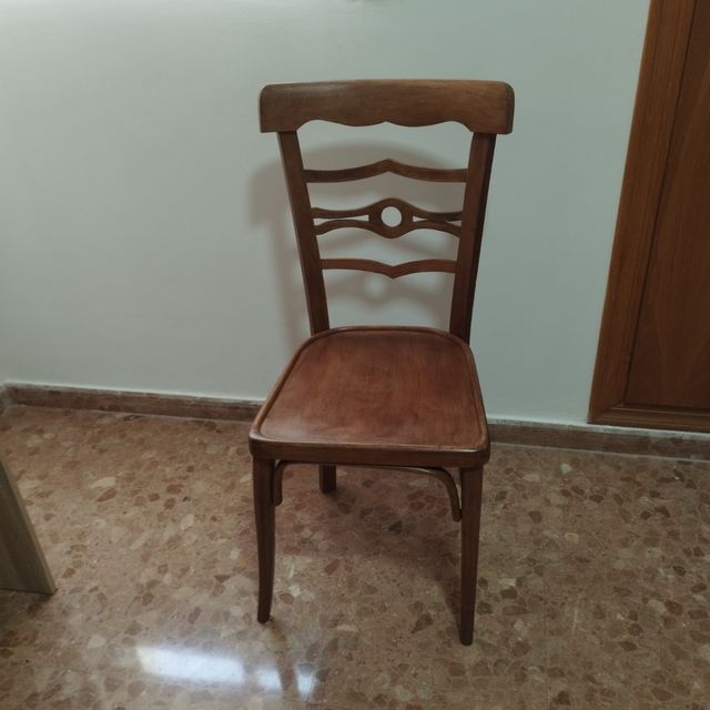 Silla madera antigua estilo vintage