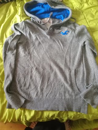 Jersey Hollister gris con capucha azul, punto.