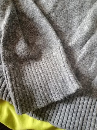 Jersey Hollister gris con capucha azul, punto.