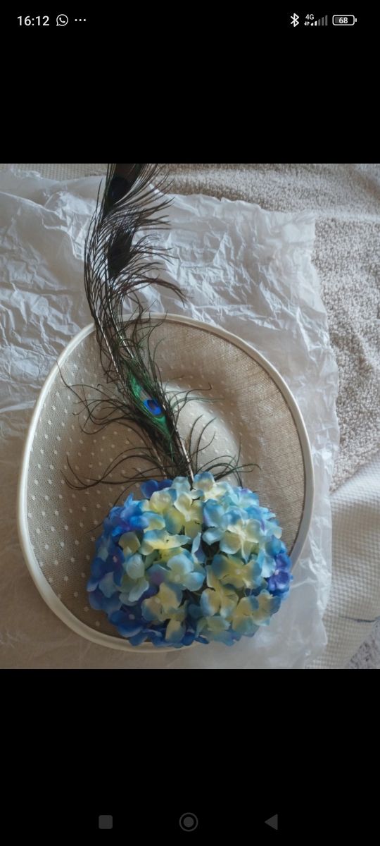 Tocado beige y azul con pluma