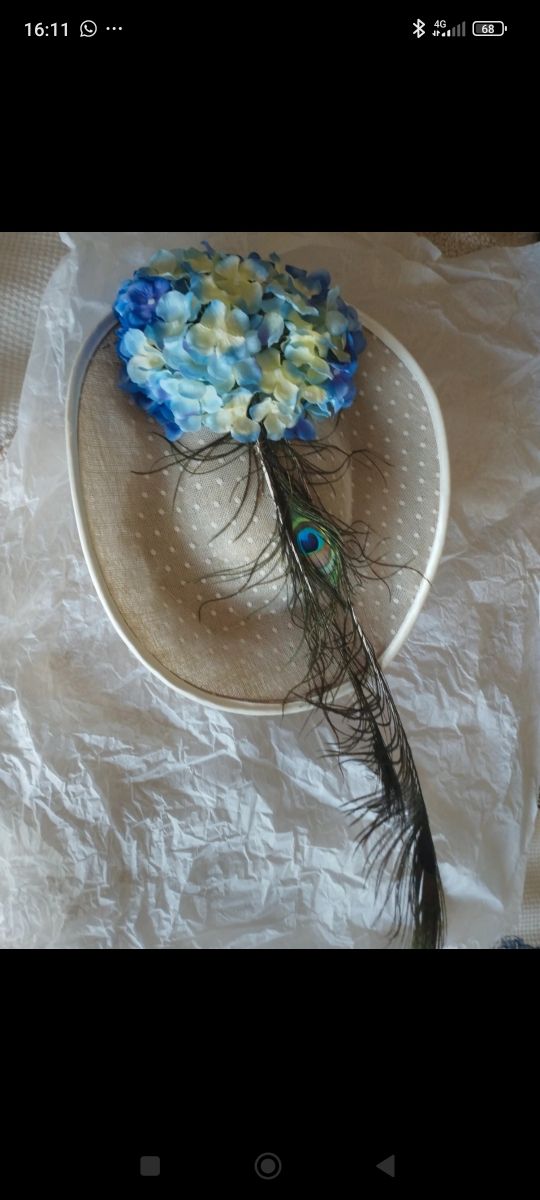 Tocado beige y azul con pluma