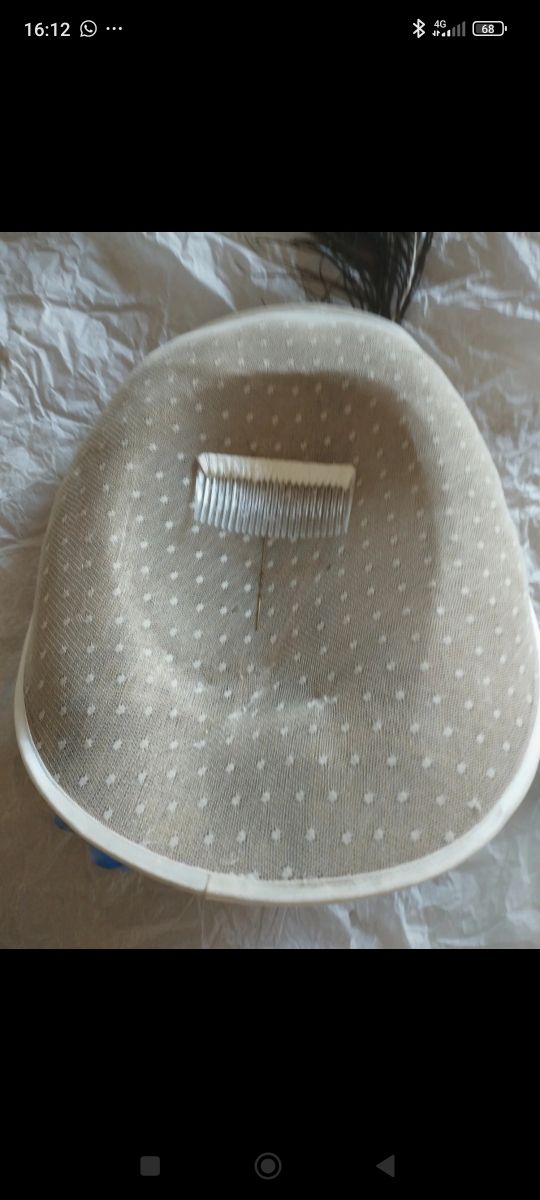 Tocado beige y azul con pluma