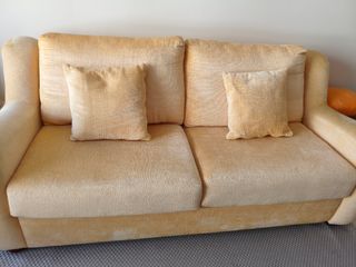 Sofá cama amarillo suave