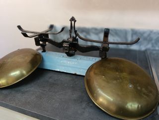 Balanza antigua + pesas