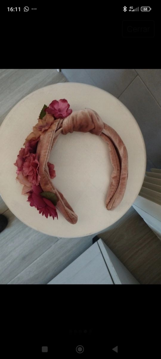 Diadema de terciopelo rosa con flores