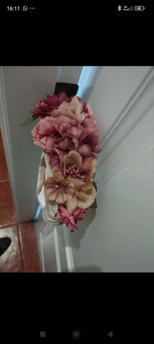 Diadema de terciopelo rosa con flores