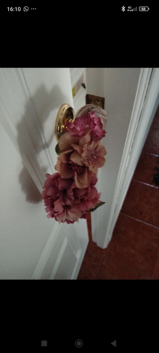 Diadema de terciopelo rosa con flores