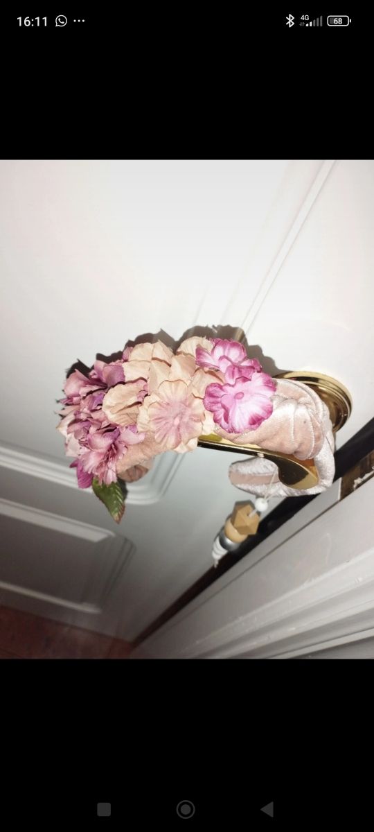 Diadema de terciopelo rosa con flores