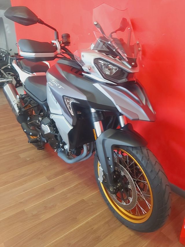 QJ Motor SRT 800 X - Moto