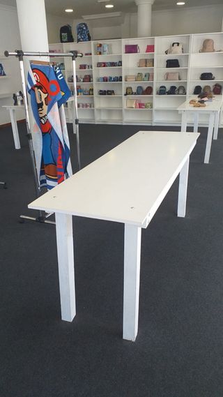 Mesa blanca de madera