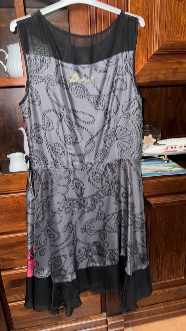 Vestido rojo y negro estampado