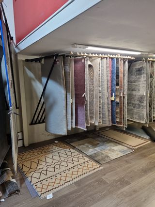 Expositores alfombras de pared