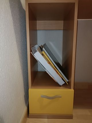 Escritorio juvenil de madera de cerezo.