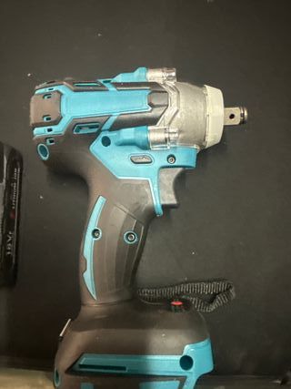 Pistola Impacto 18V no tiene cargador ni batería 