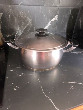 Olla acero inoxidable grande.
Para vitrocerámica.

