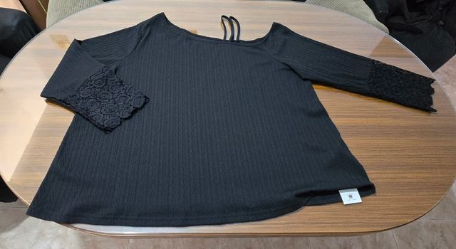 Jersey negro con encaje en las mangas.