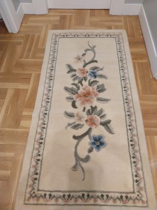 Juego de 2 alfombras de lana beige-rosa.